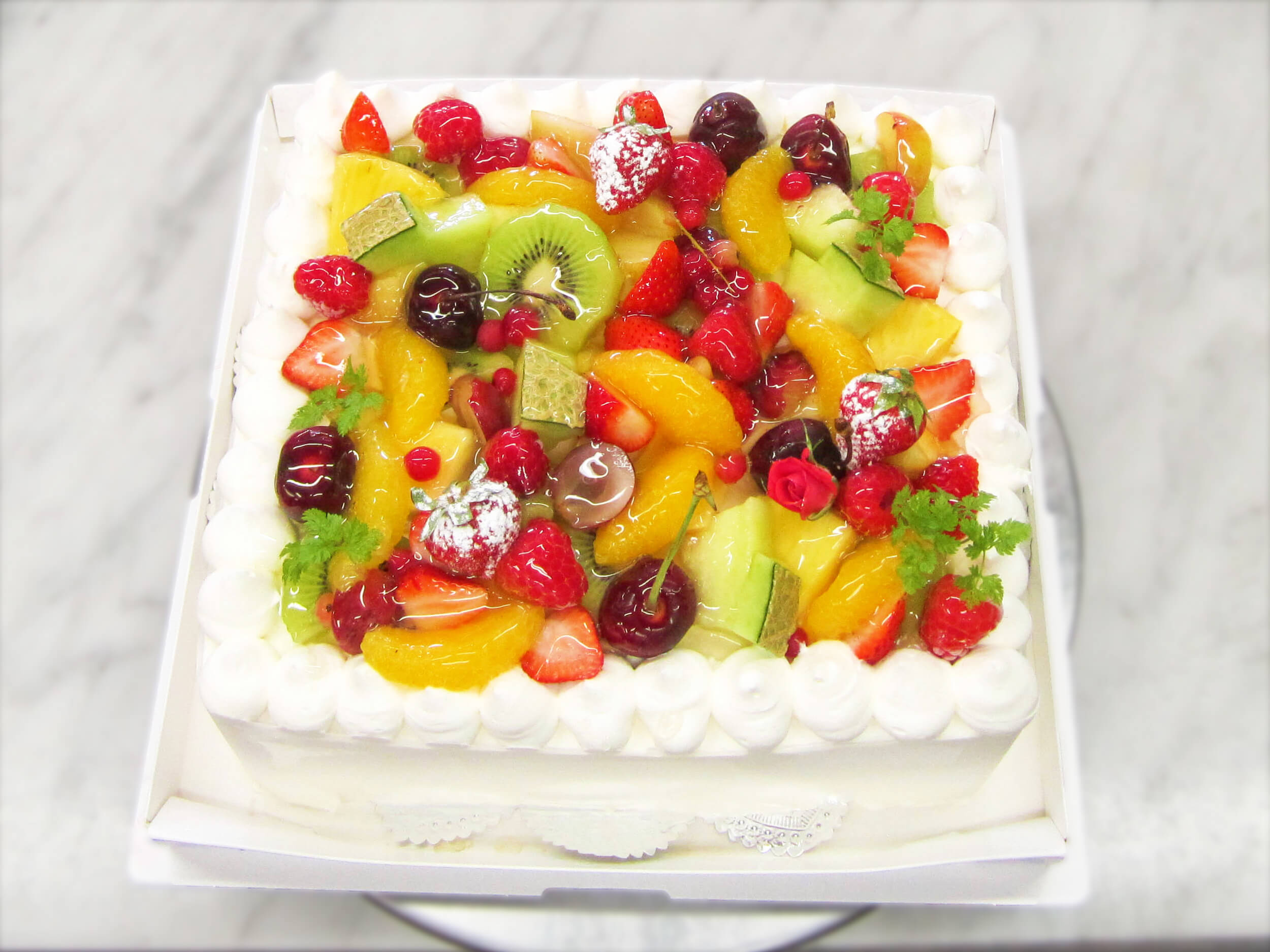 角型ショートケーキ 全面フルーツ飾り お菓子とケーキの工房 Leprechaun